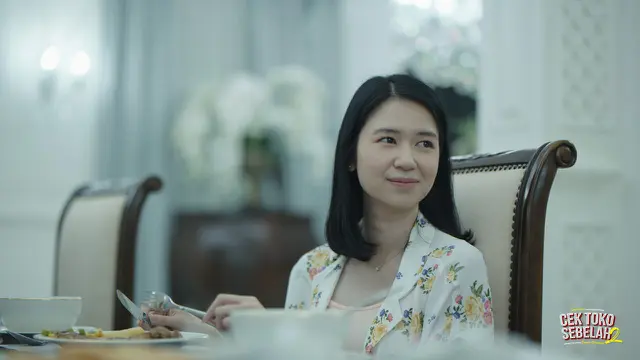 Laura Basuki sebagai Natalie dalam film Cek Toko Sebelah 2. (Foto: Dok. Starvision Plus)