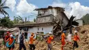 Memasuki hari ketiga pencarian, pada Selasa (18/11/2025), tim SAR gabungan masih terus berupaya menemukan 26 warga yang dilaporkan hilang. Tampak dalam foto, anggota tim penyelamat berjalan di lokasi longsor Desa Situkung, Banjarnegara, Jawa Tengah, pada Selasa 18 November 2025. (DEVI RAHMAN/AFP)