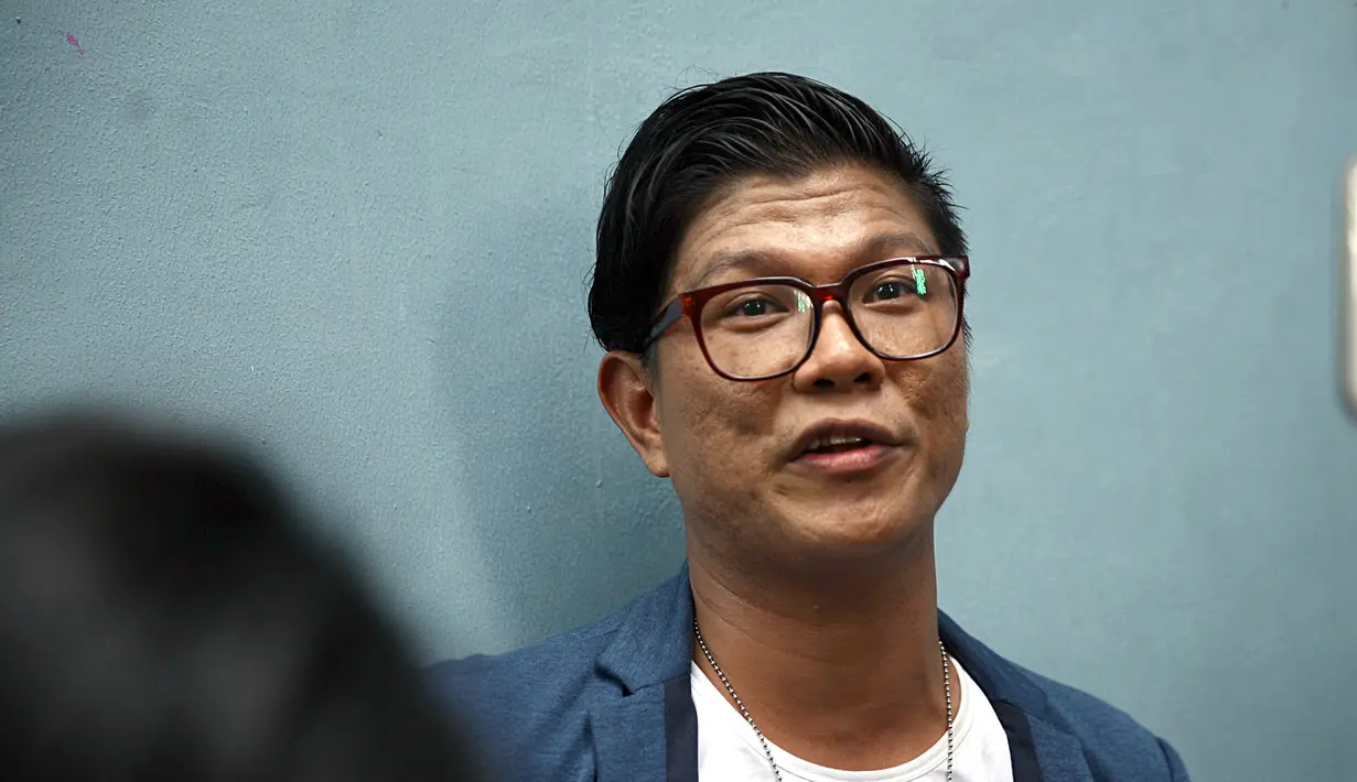 "Gara-gara ngobrol itu kan akhirnya mungkin nyaman. Kalau saya sih oke saja-lah kalau diajakin tukar pendapat. Mungkin kebetulan pas selipnya gitu, lagi ngobrol terlintas selip, saling nyaman, palingan gitu," ucap Andika. (Nurwahyunan/Bintang.com)