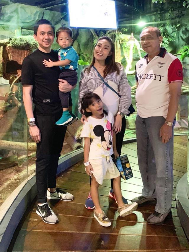 6 Potret Kedekatan Ayu Dewi dan Ayahnya yang Jarang Terekspos