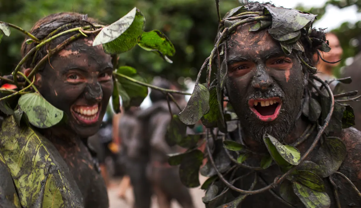 Ekpresi peserta yang tubuhnya dilumuri lumpur saat mengikuti festival tradisional "Bloco da Lama" atau "Mud Street" di Paraty, Brasil (25/2). Dalam festival ini kotor-kotoran di lumpur menjadi cara untuk bersenang-senang. (AP Photo / Mauro Pimentel)