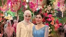 Artis Syahnaz Sadiqah hadir mengenakan atasan siluet kebaya panjang warna coklat berpayet dipadukan kerudung dan rok panjang coklat. Nisya Ahmad mengenakan kebaya baby blue berpayet dipadukan selendang warna senada dan bawahan kain batik. [@nissyaa]