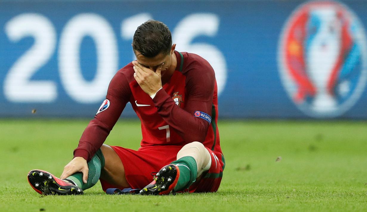 Kesedihan striker Portugal, Cristiano Ronaldo, setelah mengalami cedera pada laga final Piala Eropa 2016 di Stade de France, Saint-Denis, Senin (11/7/2016) dini hari WIB. (Reuters/Carl Recine)