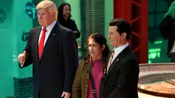 Seorang pengunjung berpose di dekat Patung lilin Presiden AS Donald Trump di Museum Lilin di Mexico City, Selasa (31/1). (AFP PHOTO / Yuri CORTEZ)