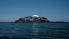 Gambar 5 Oktober 2018, menunjukkan atap seng yang baru dibangun bersinar di atas pulau Migingo di Danau Victoria. Pulau dengan luas 0.49 hektar atau setengah dari ukuran lapangan sepak bola ini berada di perbatasan Uganda dan Kenya. (Yasuyoshi CHIBA/AFP)