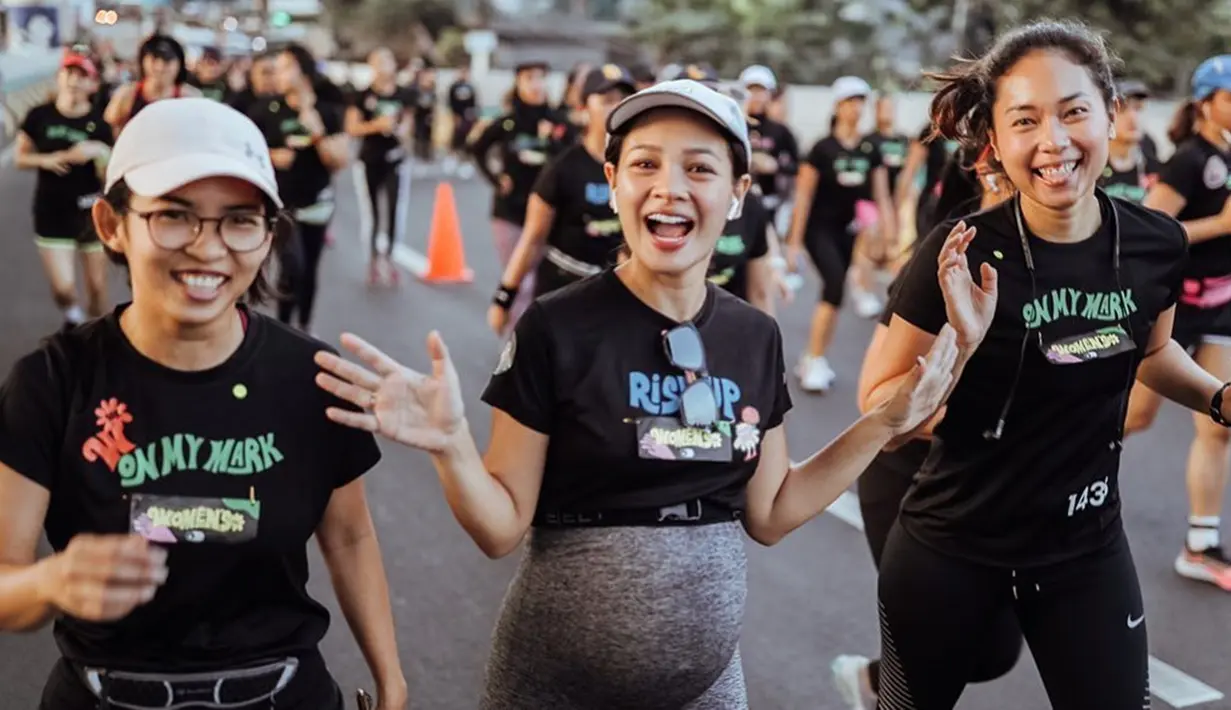 Dalam aksi lari dan jalan santai tersebut Andien menghabiskan waktu dua jam dengan jarak tempuh 10 km. Pelantun Indahnya Dunia ini Andien juga membagikatn foto dirinya saat berlari dengan perut yang sudah membesar. (Liputan6.com/IG/@andienaisyah)