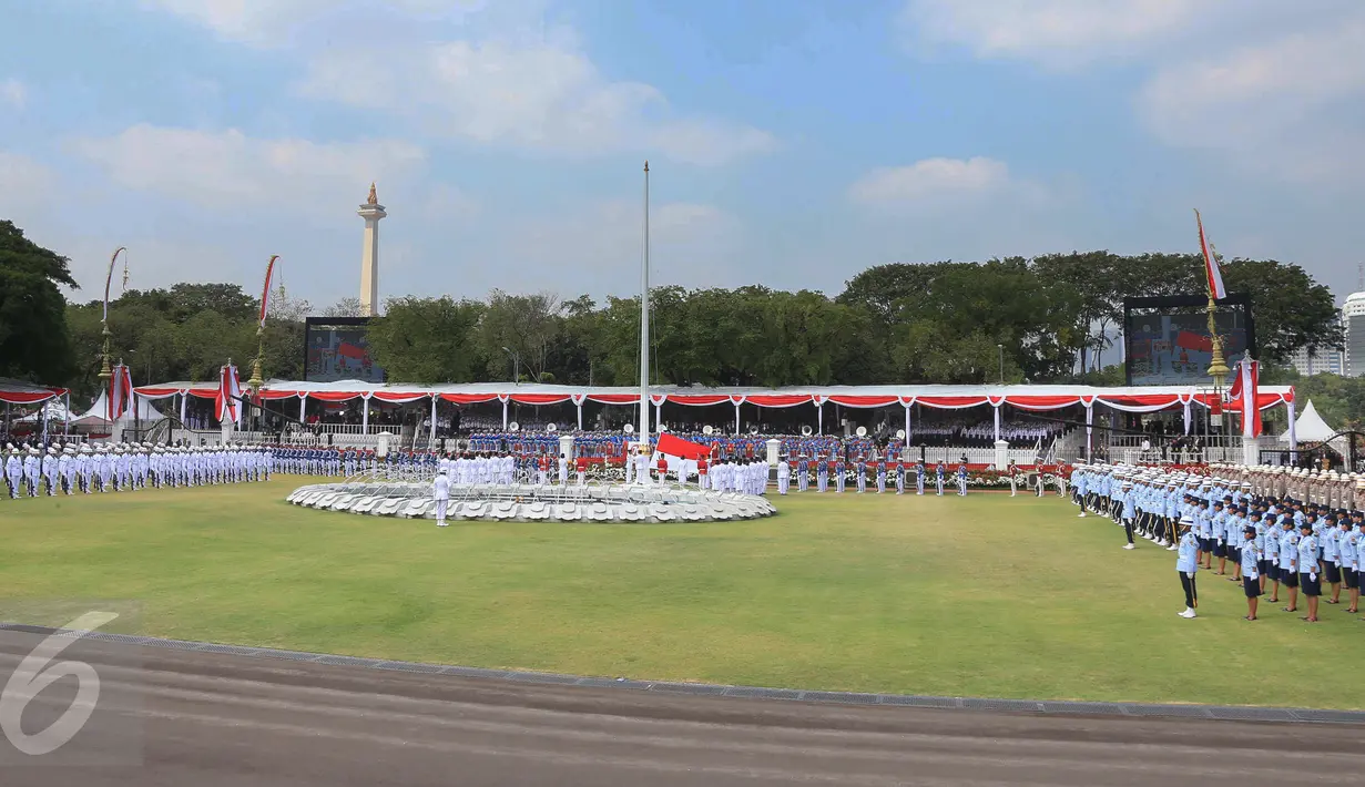 Suasana pengibaran bendera bendera Merah Putih dalam rangka Upacara Peringatan Detik-detik Proklamasi 17 Agustus di halaman Istana Merdeka, Jakarta, Senin (17/8/2015). (Liputan6.com/Faizal Fanani)
