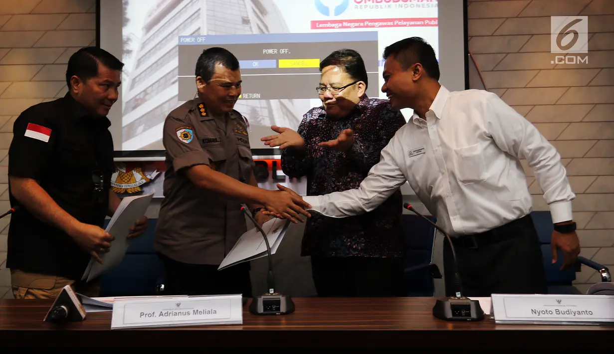 Komisioner Ombudsman Adrianus Meliala (dua kanan) dan Irwasda Polda Metro Jaya Kombes Pol Komarul Zaman (dua kiri) saat penyerahan temuan laporan maladministrasi kasus Novel Baswedan di Kantor Ombudsman, Jakarta, Kamis (6/12). (Liputan6.com/JohanTallo)