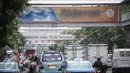 Kendaraan melintas di bawah JPO yang dipasangi papan iklan di kawasan Hayam Muruk, Jakarta, Rabu (28/9). Menyusul robohnya JPO di Pasar Minggu, Pemprov DKI bakal membuat Pergub larangan papan iklan dipasang di JPO. (Liputan6.com/Faizal Fanani)