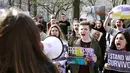 Aksi dukungan para penggemar kepada penyanyi Kesha di luar markas Sony di New York, Jumat (11/3). Mereka menuntut perusahaan rekaman Sony agar membebaskan penyanyi Kesha dari kontraknya dan memecat produser musiknya, Dr Luke. (REUTERS/Lucas Jackson)