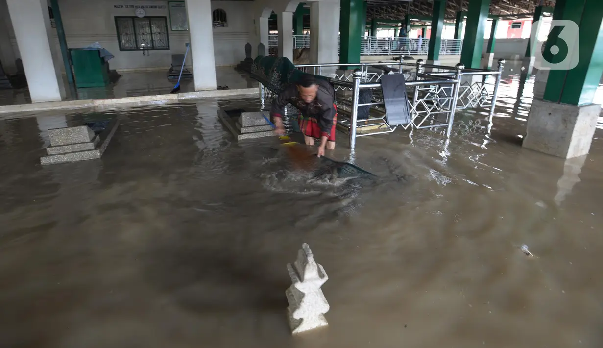 Banjir merendam wisata ziarah Masjid Agung Banten di Kota Serang pada Rabu (2/3/2022). Banjir yang melanda kawasan Masjid Banten Lama setelah curah hujan tinggi mengguyur Kota Serang beberapa hari lalu mengakibatkan Kali Cibanten meluap dan menggenangi 22 titik. (merdeka.com/Imam Buhori)