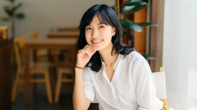 wanita februari bahagia