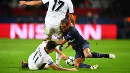 Pemain PSG, Lucas Moura, berebut bola dengan pemain Basel dalam laga lanjutan Grup A Liga Champions di Stadion Parc Des Princes, Paris, Kamis (20/10/2016) dini hari WIB. (AFP/Franck Fife)