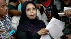 Sylviana Murni usai menjalani pemeriksaan di Bareskrim Polri, Jakarta, Jumat (20/1). Sylviana dimintai keterangan terkait kasus dugaan korupsi dana bantuan sosial DKI Jakarta di Kwarda Pramuka DKI pada 2014-2015. (Liputan6.com/Faizal Fanani)