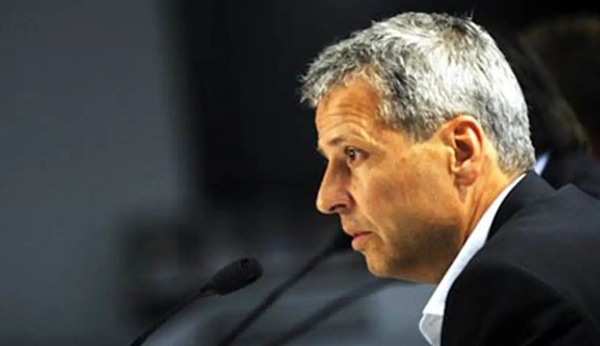 Pelatih Hertha Berlin asal Swiss, Lucien Favre saat konferensi pers seusai kekalahan 1-5 dari Hoffenheim, 27 September 2009. Hertha memecat Favre. AFP PHOTO DDP / SASCHA SCHUERMANN