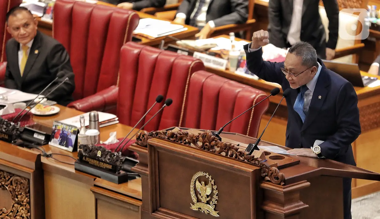 Menteri Perdagangan Zulkifli Hasan membacakan laporan pemerintah terkait persetujuan kemitraan ekonomi komprehensif regional saat rapat paripurna DPR ke-3 masa persidangan I tahun 2022-2023 di Kompleks Parlemen, Senayan, Jakarta, Selasa (30/8/2022). Rapat tersebut beragenda pengambilan keputusan RUU tentang Pengesahan Regional Comprehensive Economic Partnership Agreement (Persetujuan Kemitraan Ekonomi Komprehensif Regional) serta pengambilan keputusan RUU tentang Pegesahan Perjanjian Kemitraan Ekonomi Komprehensif antara Pemerintah Indonesia dengan Pemerintah Korea. (Liputan6.com/Angga Yuniar)