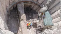 Terletak 33 kaki di bawah tanah, para arkeolog berkumpul untuk memeriksa sisa-sisa rumah yang terkubur ribuan tahun lamanya. (cnn.com)