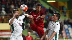 Pemain Portugal, Luis Nani (tengah), dihadang pemain Bulgaria dalam pertandingan persahabatan di Stadion Magalhaes Pessoa, Leiria, Portugal, (25/3/2016). (AFP/Francisco Leong)