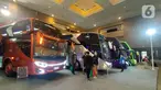 Pengunjug melihat bus yang dipamerkan pada acara Busworld Southeast Asia 2022 di JiExpo Kemayoran Jakarta, Jumat (7/10/2022). Pameran bus terbesar di Asia Tenggara itu menjadi ajang pengenalan transportasi bus yang ramah lingkungan salah satunya bus listrik, dan berlangsung mulai 5-7 Oktober 2022. (Liputan6.com/Magang/Aida Nuralifa)