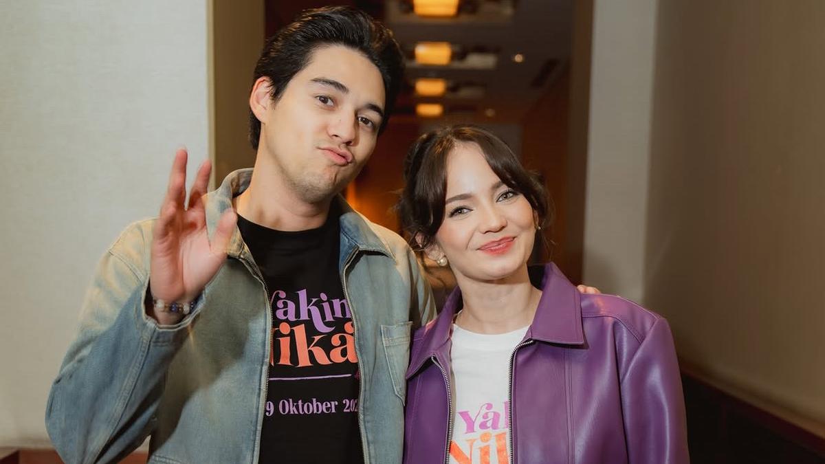 Gaya Eye Catching Enzy Storia Kenakan Leather Jaket Ungu saat Perkenalkan Film Terbaru Yakin Nikah