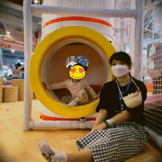 6 Potret Kinal Eks JKT48 Saat Asuh Anak, Ibu yang Sigap