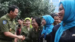 Gubernur DKI Basuki 'Ahok' Tjahaja Purnama (kiri) bersalaman dengan para guru saat meninjau hari pertama pelaksanaan ujian nasional (UN) di SMKN 27 Jakarta, Senin (13/4/2015). (Liputan6.com/Herman Zakharia)