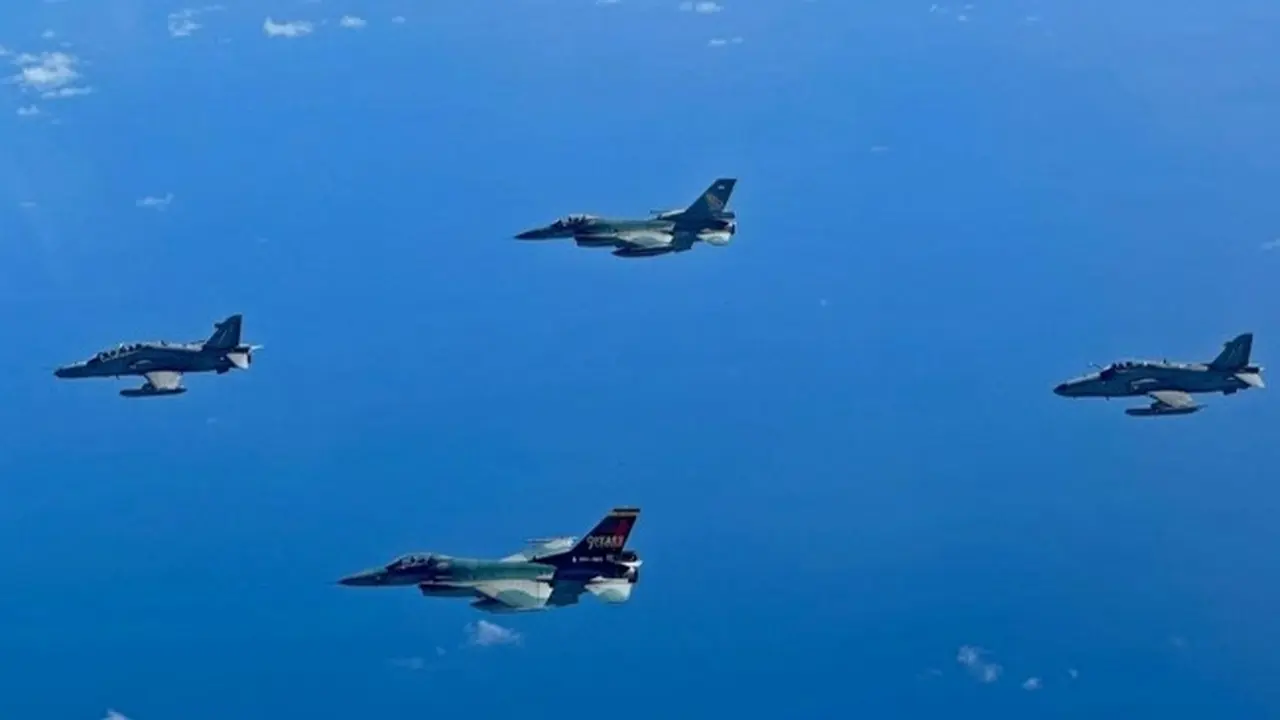 Patroli pesawat F-16 Indonesia dari Lanud Roesmin Nurjadin Pekanbaru bersama pesawat tempur dari Tentara Udara Diraja Malaysia.