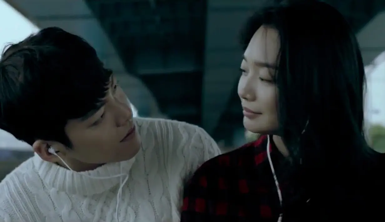 "Aku dengan Shin Min Ah ikut menemani Kim Woo Bin kalau ia tak ada jadwal. Menurutku itu indahkarena ia merawatnya tanpa peduli di sekitarnya," tuturnya. (Foto: Soompi.com)