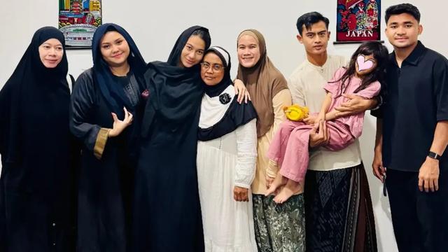 6 Potret Azizah Salsha Berbusana Serba Hitam saat Ziarah, Bertemu Pratama Arhan