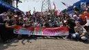 Anggota Disabilitas Indonesia Pospera (Posko Perjuangan Rakyat) Tuna Rungu Indonesia berfoto bersama sembari membentangkan spanduk saat mendeklarasikan dukungan terhadap Joko Widodo (Jokowi) di Jakarta, Minggu (19/8). (Liputan6.com/Herman Zakharia)