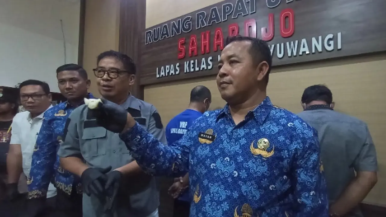 Kepala Lapas Banyuwangi, I Wayan Nurasta Wibawa tunjukan Barang bukti sabu yang diselipkan dalam lontong (Istimewa)