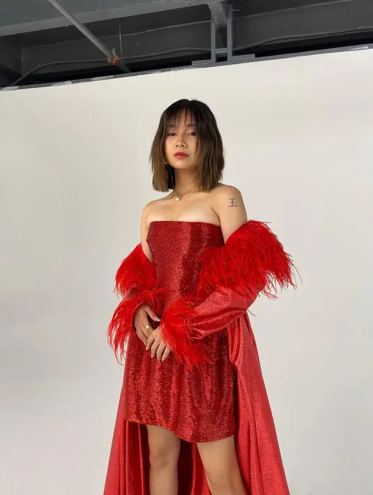 Tampil dalam sebuah pemotretan dengan outfit serba merah, Niki Zefanya terlihat menata rambutnya dengan gaya messy look. Shaggy bob sebahunya diberi pemanis poni yang menyempurnakan penampilannya secara keseluruhan. Foto: Instagram.