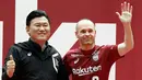 Legenda Barcelona Andres Iniesta menghadiri upacara penyambutan bersama pemilik tim Hiroshi Mikitan di NOEVIR Stadium Kobe, Sabtu (26/5). Iniesta muncul di hadapan publik Jepang sejak menandatangani kontrak dengan Vissel Kobe (Michi Ono/Kyodo News via AP)