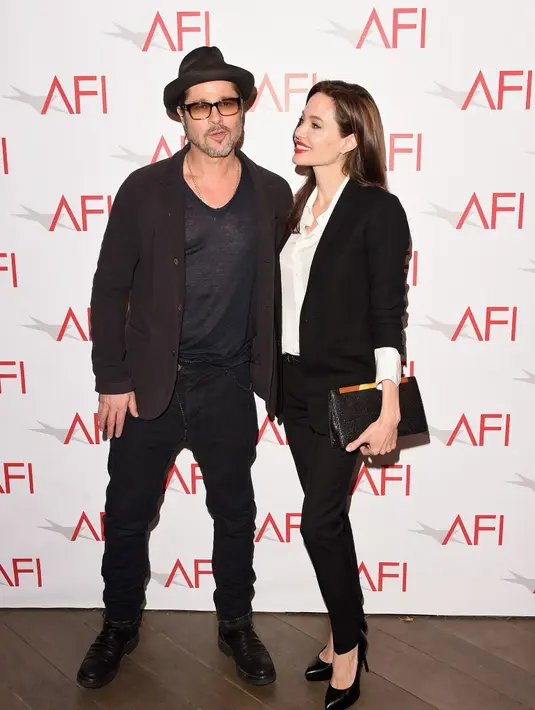 Dalam sesi wawancara dengan Tom Brokaw dalam Today Show, Brad Pitt menyebut keputusan Angelina Jolie melakukan operasi sangat mengerikan. Hal itu membuat sang istri tersenyum mendengar penuturan suaminya. (AFP/Bintang.com)