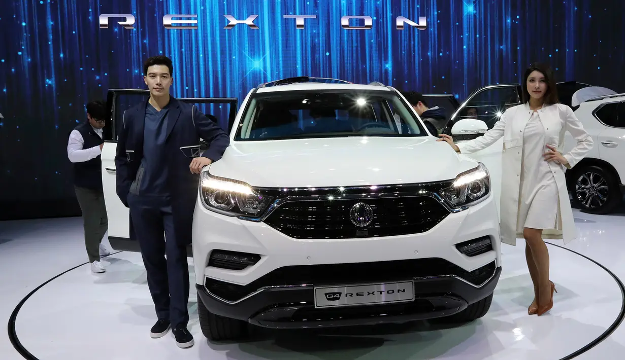 Model berpose di dekat mobil Ssangyong Motor G4 Rexton, sport utility vehicle atau SUV selama acara Seoul Motor Show di Goyang, Seoul, Korea Selatan, Kamis (30/3). Pameran ini akan diselenggarakan dari 31 Maret hingga April 9. (AP Photo / Lee Jin-man)