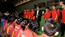 Sekjen PBSI Anton Subowo (berjas hitam) memberikan sedikit motivasi kepada pebulutangkis muda Indonesia yang akan bertarung di Asia Junior Championship 2014 di Malaysia (Liputan6.com/Helmi Fithriansyah).