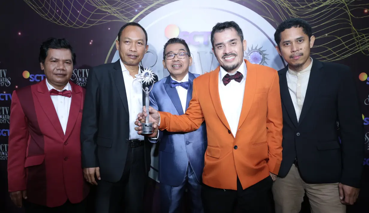 Jarwo Kwat pun mendedikasikan piala penghargaan khusus SCTV Awards 2017 untuk setiap orang yang memiliki andil besar dalam sinetron Para Pencari Tuhan. (Adrian Putra/Bintang.com)