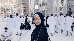 Meski kerap tampil dengan pakaian sexy, Nikita Willy terlihat meneduhkan saat mengenakan hijab. Berbagai model hijab sukses membuat penampilannya jadi makin religius. Inilah momen saat ibu dari baby Izz ini menunaikan ibadah umroh. (Liputan6.com/IG/@nikitawillyofficial94).