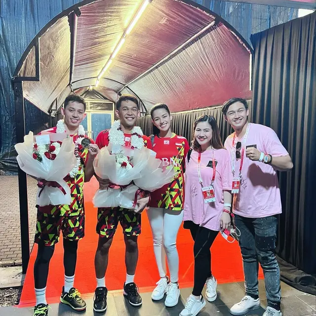 Sempat Dikira Putus, Ini 6 Potret Susan Sameh Nonton Fajar Alfian di Final Indonesia Masters