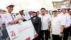 Dirjen Potensi Pertahanan Kemenhan Bondan Tiara Sofyan (tengah) memberikan apresiasi kepada perwakilan siswa Program Siswa Mengenal Nusantara disaksikan Dirut Telkom Indonesia Ririek Adriansyah usai upacara HUT ke-74 RI di Tarakan, Sabtu (17/8/2019). (Liputan6.com/HO/Ady)
