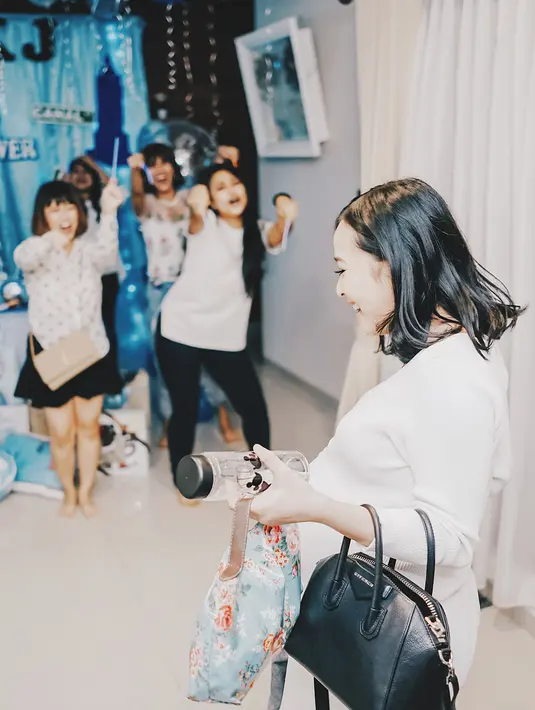 Rinni Wulandari sendiri tampil cantik dengan mengenakan busana putih dan mahkota yang menghiasi kepalanya. (Foto: instagram.com/rinni_w)