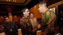 Ferry Mursyidan Baldan dan Lukman Hakim berjabat tangan saat menghadiri acara Konferensi Nasional Pemberantasan Korupsi 2014, Jakarta, Selasa (2/12/2014). (Liputan6.com/Miftahul Hayat)