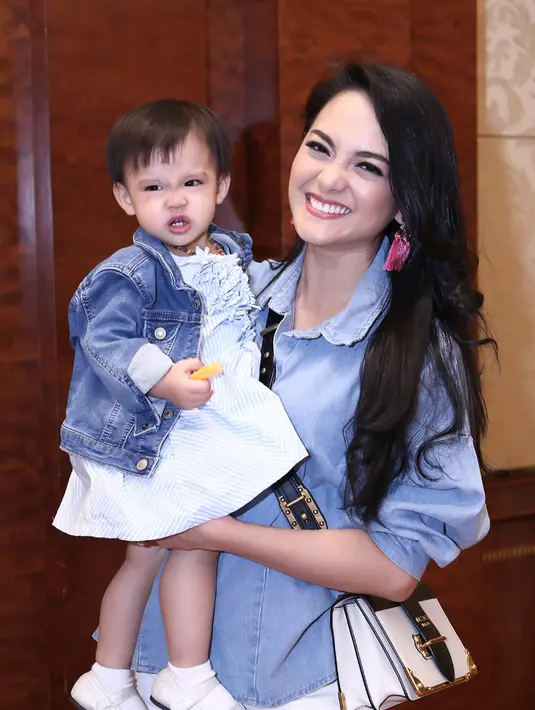 Ririn Ekawati, belum lama ini ditinggal oleh sang suami yang meninggal dunia. Namun yang menyedihkan adalah buah cintanya dari Ferry Wijaya, Abigail Cattleya Putri, masih berusia sangat kecil. (Foto: Instagram)