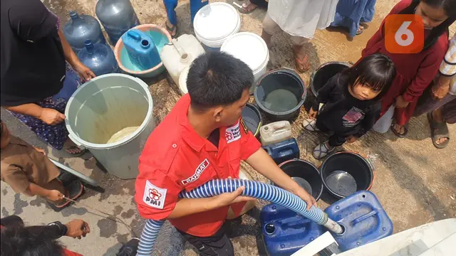 Warga saat mengantri bantuan air bersih dari PMI Kabupaten Sukabumi, di Kecamatan Nyalindung Kabupaten Sukabumi (Liputan6.com/Fira Syahrin).