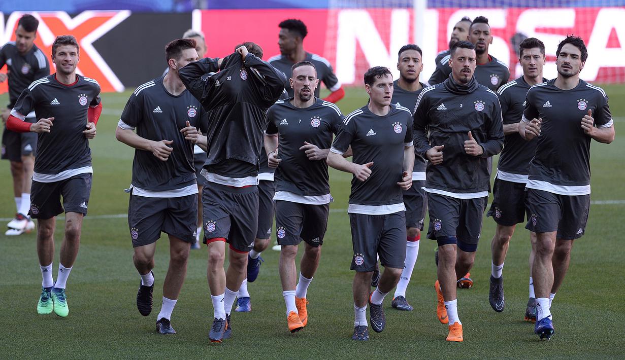Para pemain Bayern Munchen saat melakukan pemanasan jelang laga melawan Sevilla pada perempat final Liga Champions di Ramon Sanchez Pizjuan Stadium, Sevilla, (2/4/2018). Kemenangan menjadi tujuan utama The Bavarians. (AFP/Cristina Quicler)