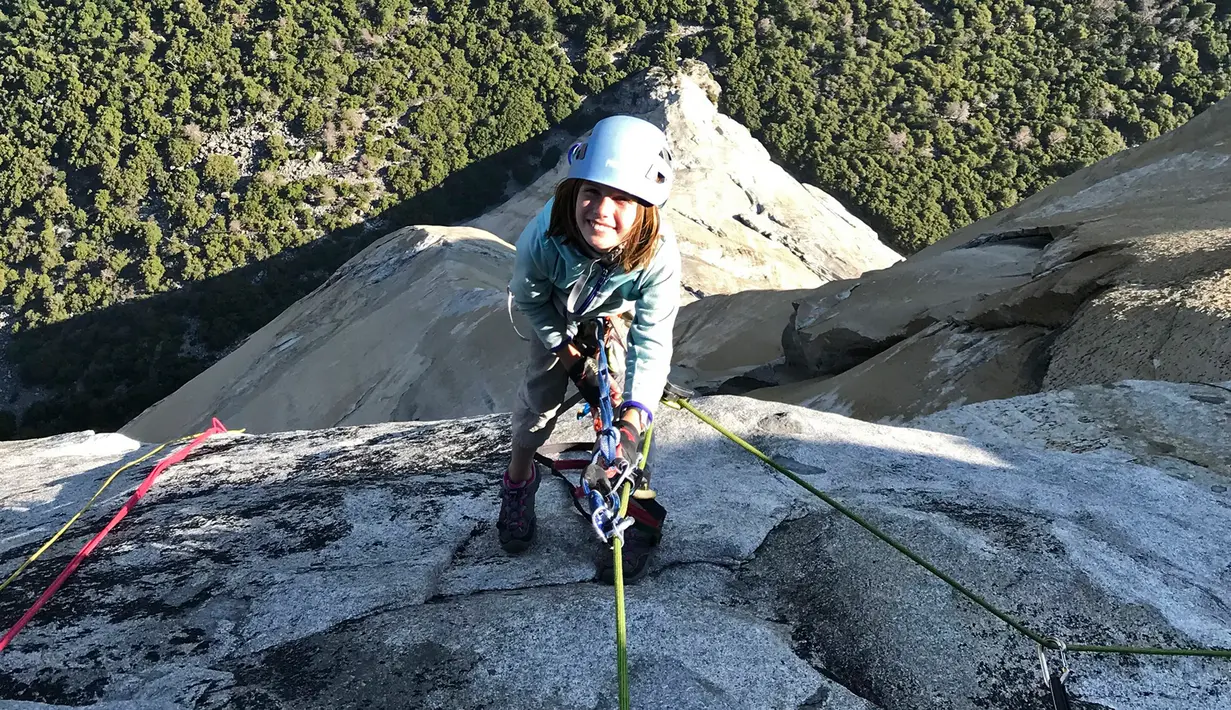 Selah Schneiter saat memanjat tebing El Capitan di Taman Nasional Yosemite, California, Amerika Serikat, 10 Juni 2019. Selah Schneiter (10) menorehkan sejarah dalam dunia panjat tebing dengan menjadi manusia termuda yang sukses menaklukkan El Capitan. (Michael Schneiter via AP)