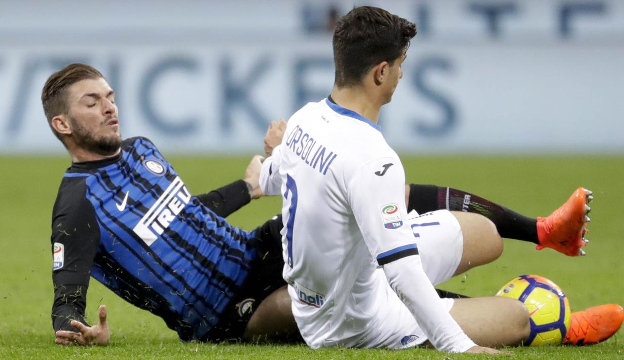 Bek Inter Milan, Davide Santon, berebut bola dengan gelandang Atalanta, Riccardo Orsolini, pada laga Serie A Italia di Stadion San Siro, Milan, Minggu (19/11/2017). Inter menang 2-0 atas Atalanta. (AP/Luca Bruno)