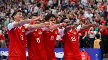 Para pemain Timnas Futsal Indonesia merayakan gol ke gawang Jepang dalam laga semifinal Piala Asia Futsal 2026 di Indonesia Arena, Senayan, Jakarta, Kamis (05/02/2026). (Bola.com/Bagaskara Lazuardi)