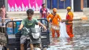 Banjir rob akibat pasang air laut yang sudah menggenangi sebagian wilayah Muara Angke, Jakarta Utara selama 5 hari itu diperkirakan akan surut pada Kamis (21/11/2024). (merdeka.com/Arie Basuki)
