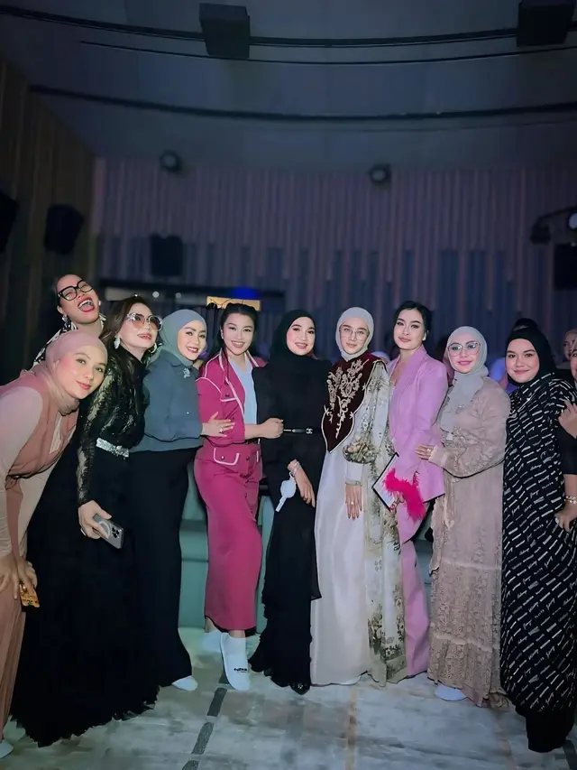 5 Potret seleb tampil anggun di anniversary Haji Isam, Mulan Jameela bergamis satin yang mewah